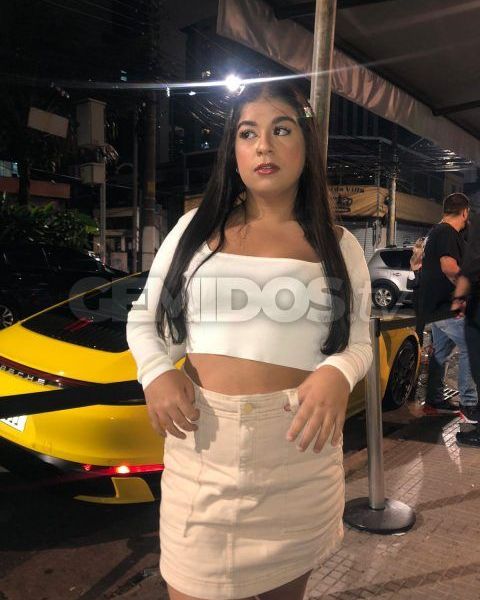Olá meus amores, prazer, morena, 1,60 novidade aqui na cidade. Sou uma acompanhante ideal para homens de bom gosto, estilo namoradinha amo receber mimos, sou uma ótima companhia, sou simpática, gordinha com lindas curvas, descendência de índia, sou cheirosa tenho a pele macia, puro prazer e doçura, quero te satisfazer ao máximo. Na cama sou safada e gosto de receber e dar muito prazer. Depilada com alguns pelinhos clarinhos. Tenho local, meu apartamento térreo e discreto, moro sozinha. Faço viagens, passeios, eventos e festas.Atendo 24 horas.Cachê: R$ 150,00 – 1 hora