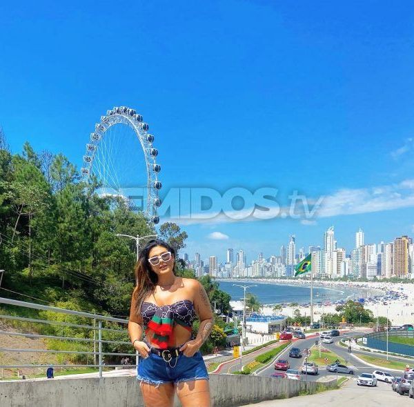 Massoterapeuta e terapeuta tântrica, sou especialista em massagens sensuais e eróticas promovendo o potencial orgástico, sensibilizando zonas erógenas e explorando os limites corporais dentro de terapias diversas como a massagem tântrica, massagem prostática, massagem nuru e massagem tailandesa. (Finalizações podem ser cobradas a parte). Atendimento em local próprio, com ambiente climatizado e material descartável.Horário de atendimento: Atendo 24 horas.Cachês: R$ 300,00.