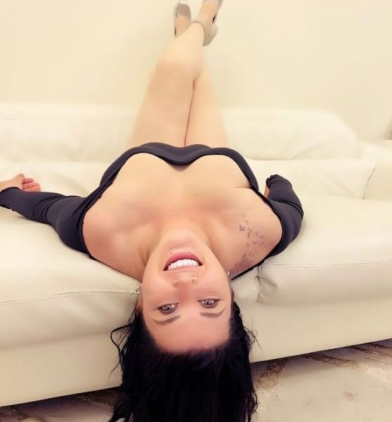 Hi guys. I'm Kate. From Georgia. Living in Dubai. I'm 37 years old. Independent.