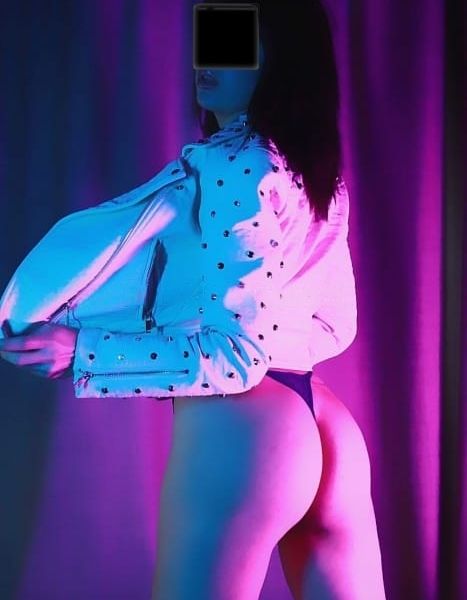 Hola mi nombre es Sara, soy una chica divertida y simpática y si quieres pasar un buen rato solo tienes que contactar conmigo.