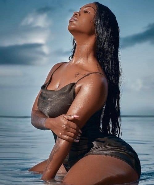 Hola soy Candy una negra, con unas curvas de infarto estoy aquí para que pasemos un momento agradable. Vamos a pasarla rico, tomar una copa de vino. Masajes relajantes. Videos y videollamadas. Y sexting Plaza castilla, nuevo ministerio, chamartin, Tetuán, metro colombia, bernabeu,.